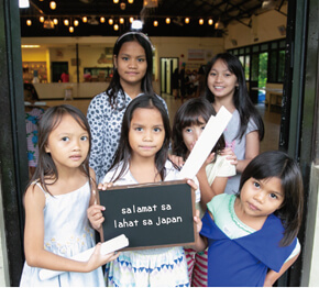 フィリピンのNPO児童支援施設の子供たち
